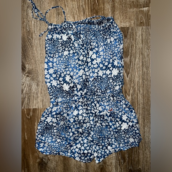 NWOT Hollister Floral Romper _ Size Small - Picture 2 of 4